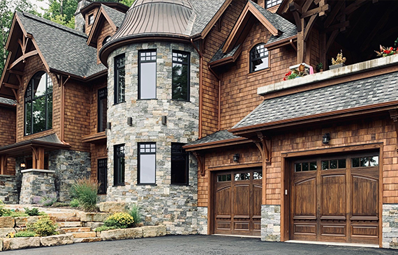 Porte de garage en bois allure antiquée