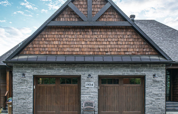 Portes de garage en bois d'allure classique
