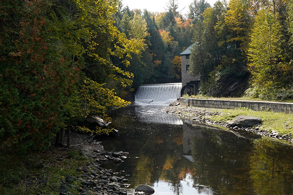 Sur un magnifique terrain en bordure d’une rivière et d’un moulin