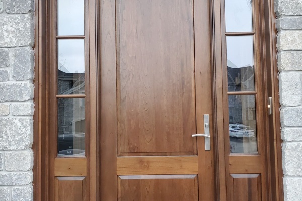 Belle porte d'entrée en bois haut de gamme
