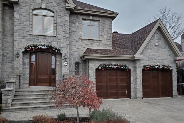 Porte d'entrée et portes de garage correspondantes