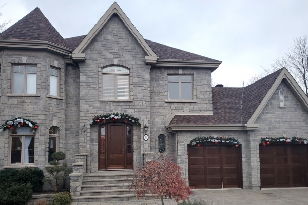 Nous sommes le manufacturier des portes extérieures et de garage en bois massif