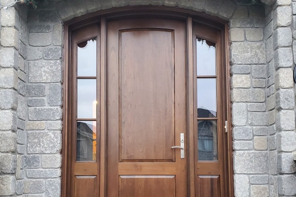 Porte d'entrée en bois naturel