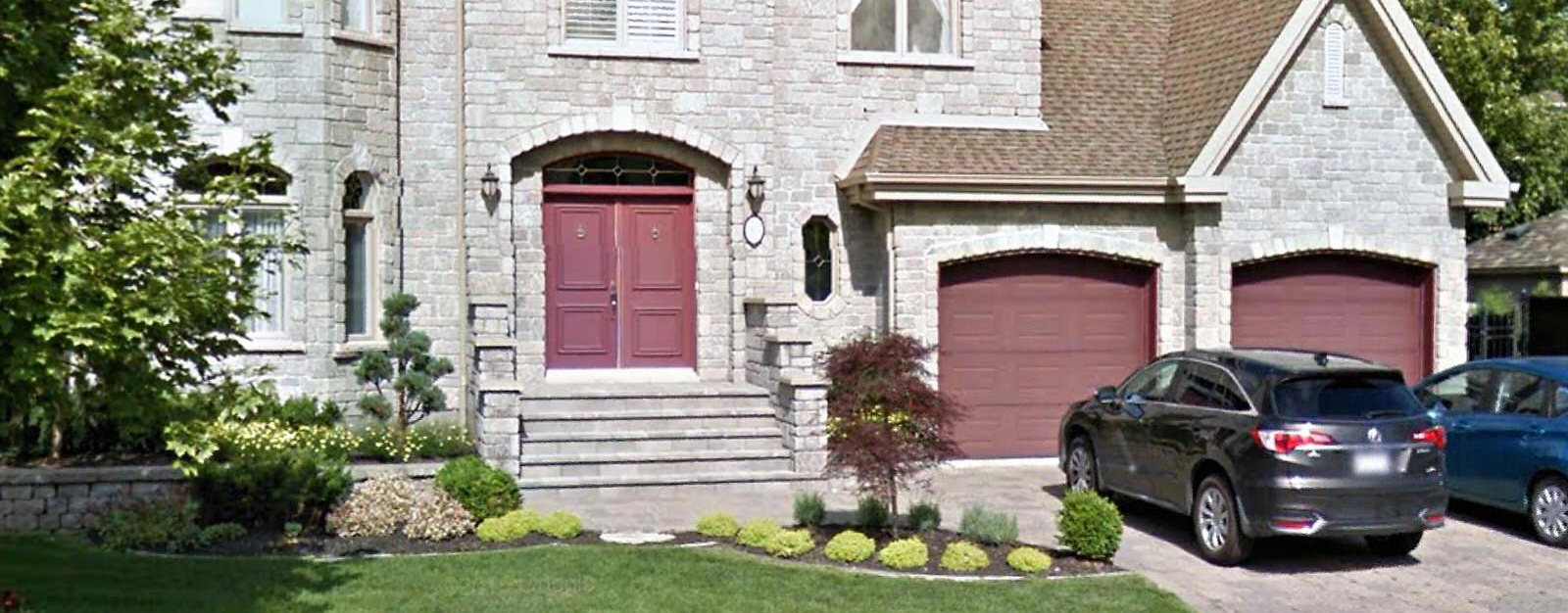 Anciennes portes d'entrée et de garage étaient peintes