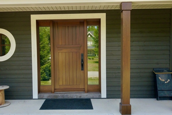 Porte extérieure en bois massif