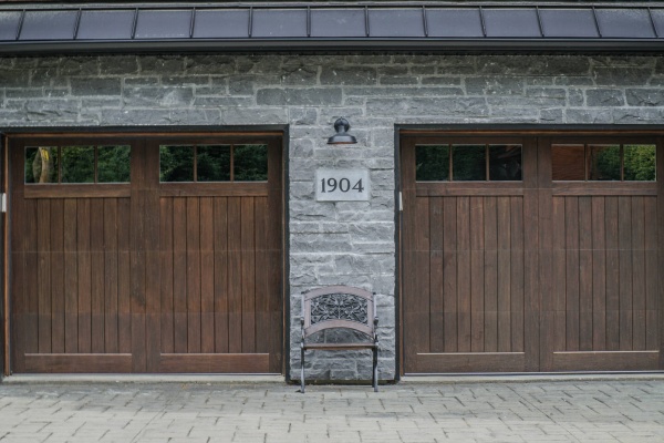 Style création porte de garage double en bois massif