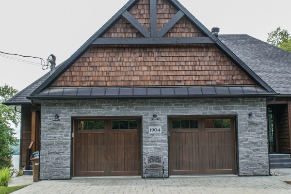 Porte de garage double devanture maison allure de prestige