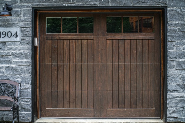Création porte de garage en bois massif