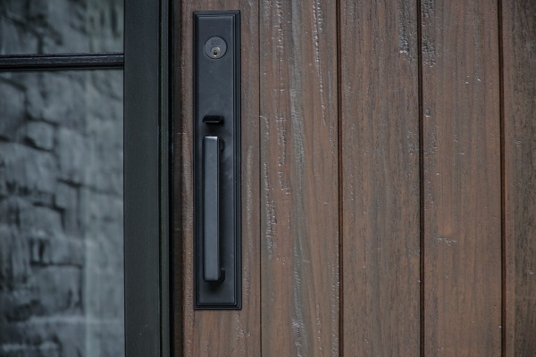 Quincaillerie robuste pour porte d'entrée en bois